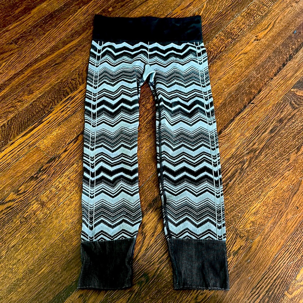 LuLu leggings in gray / black zig zag  size 6 good condition